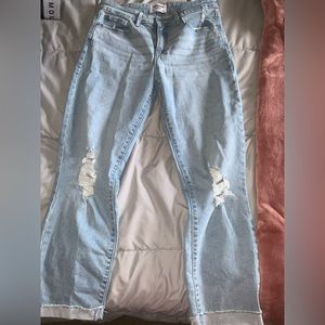 Size 10 DENIZEN from Levi’s Light Wash Mid Rise Boyfriend jeans!